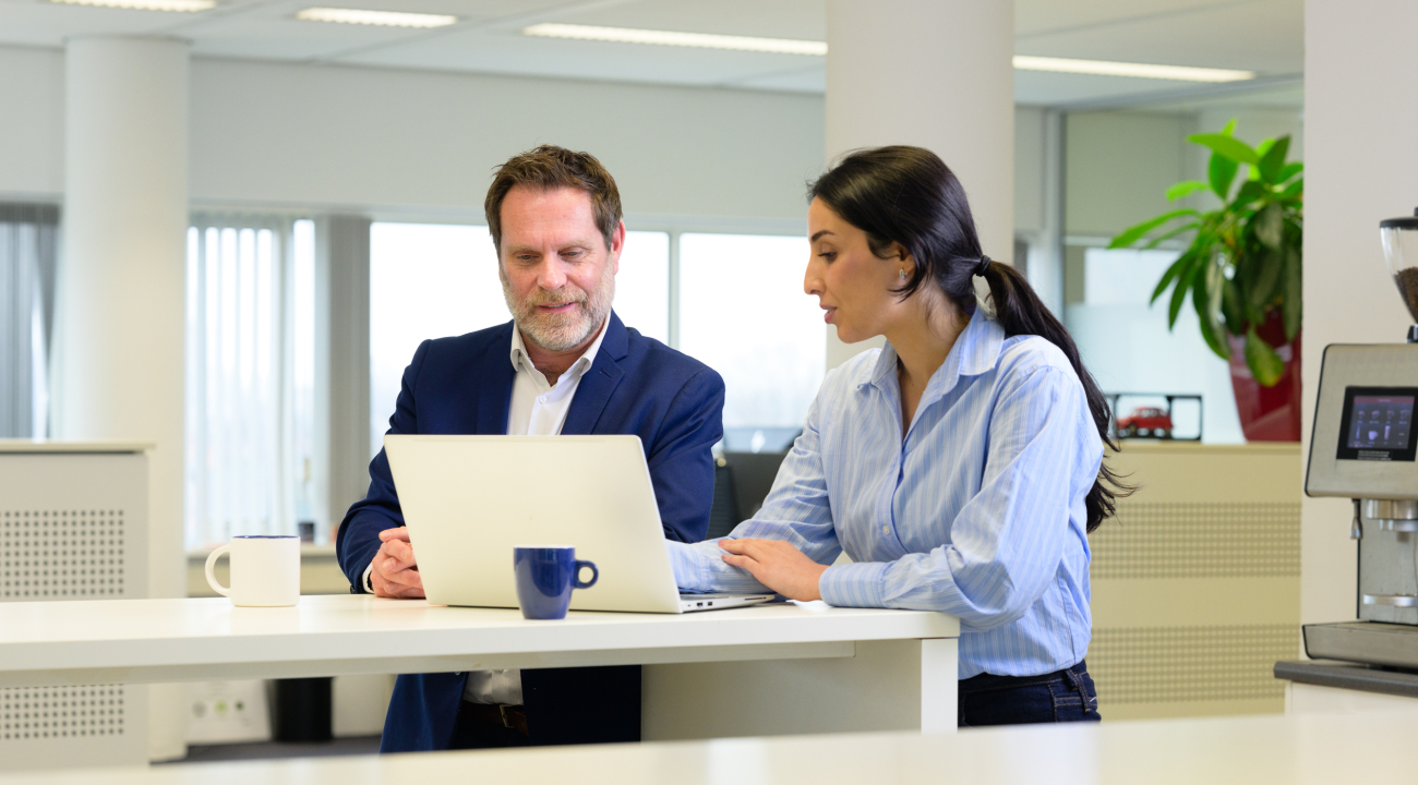 Wagenparkbeheerder in overleg met accountmanager lease