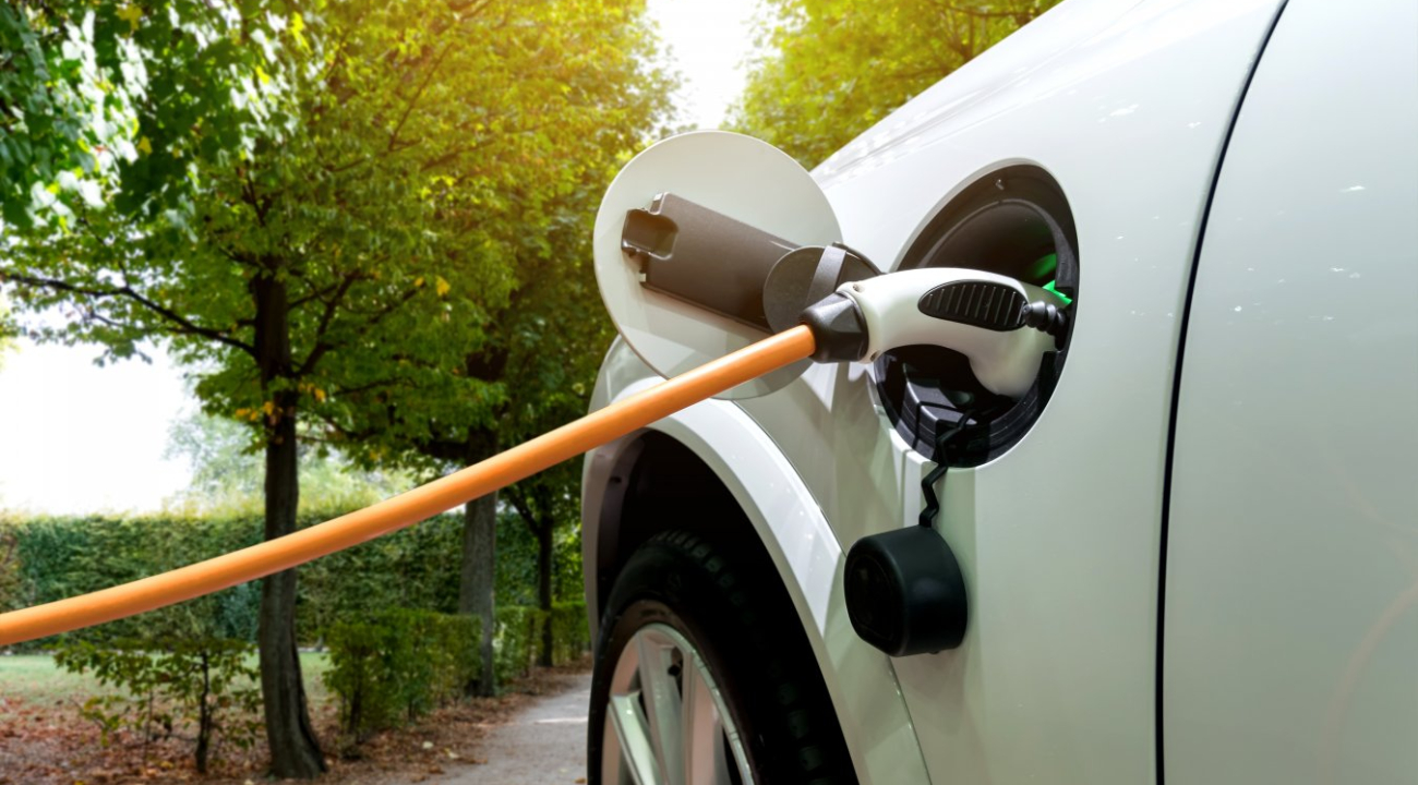 Elektrische wagen buiten groen