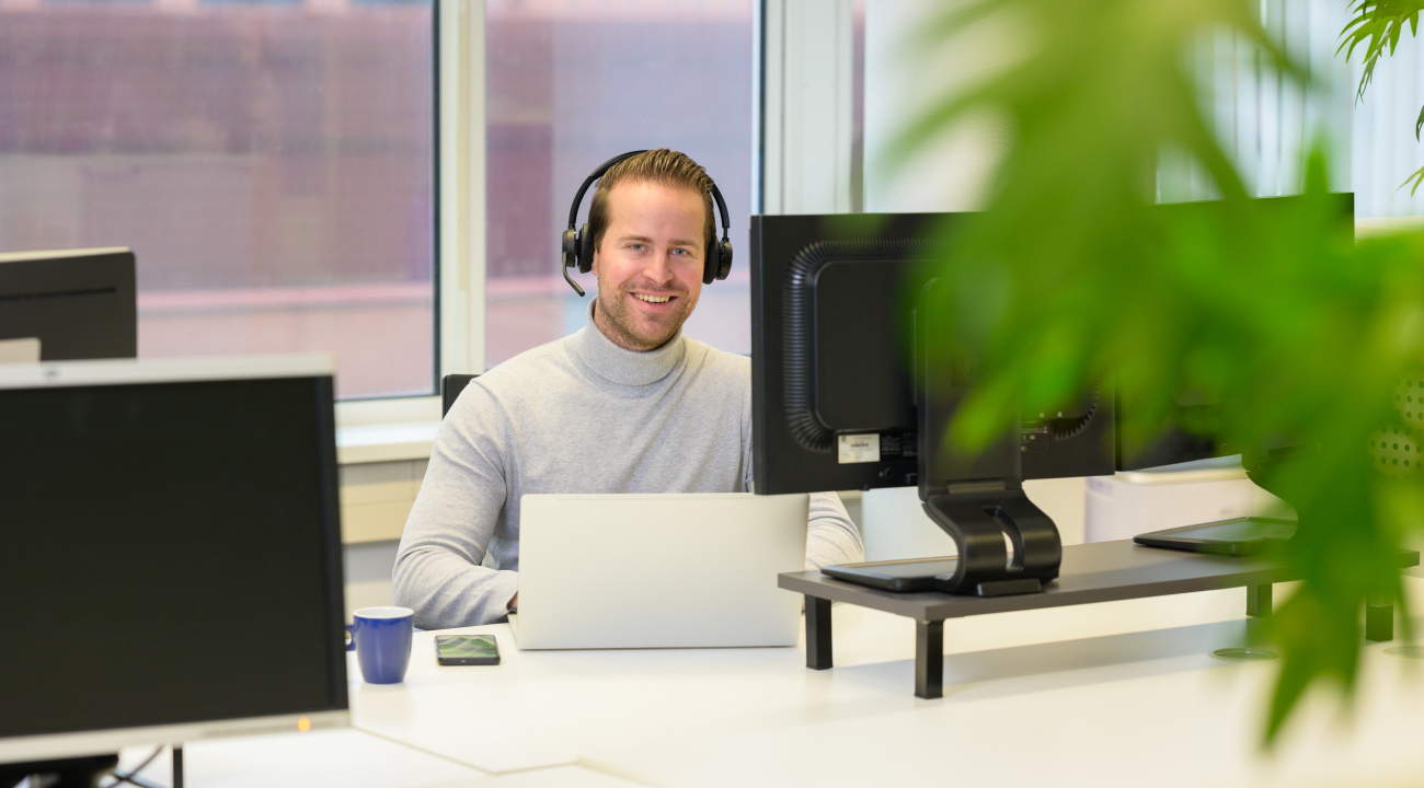 Multilease medewerker aan de telefoon