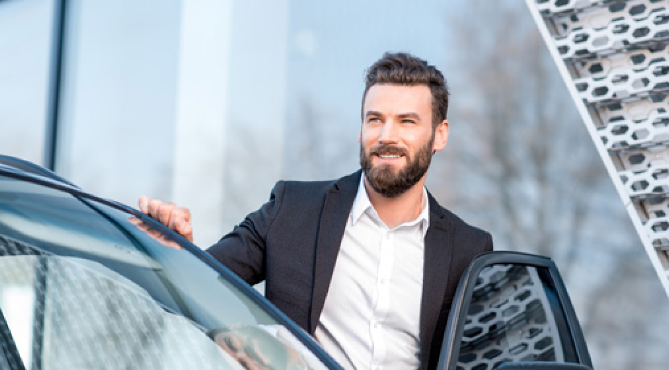 Man stapt in shortlease auto