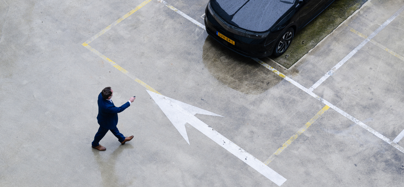 man loopt naar auto