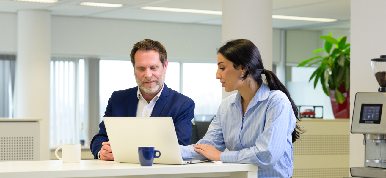 Wagenparkbeheerder in overleg met accountmanager lease