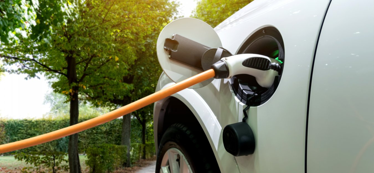 Elektrische wagen buiten groen