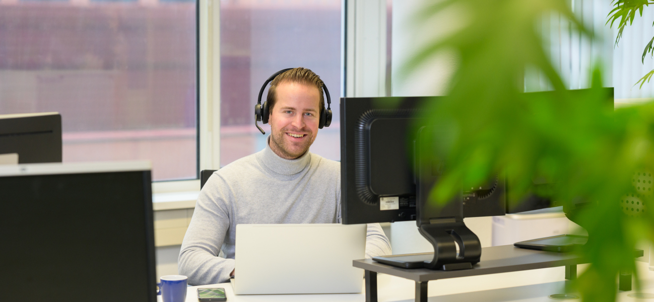 Multilease medewerker aan de telefoon
