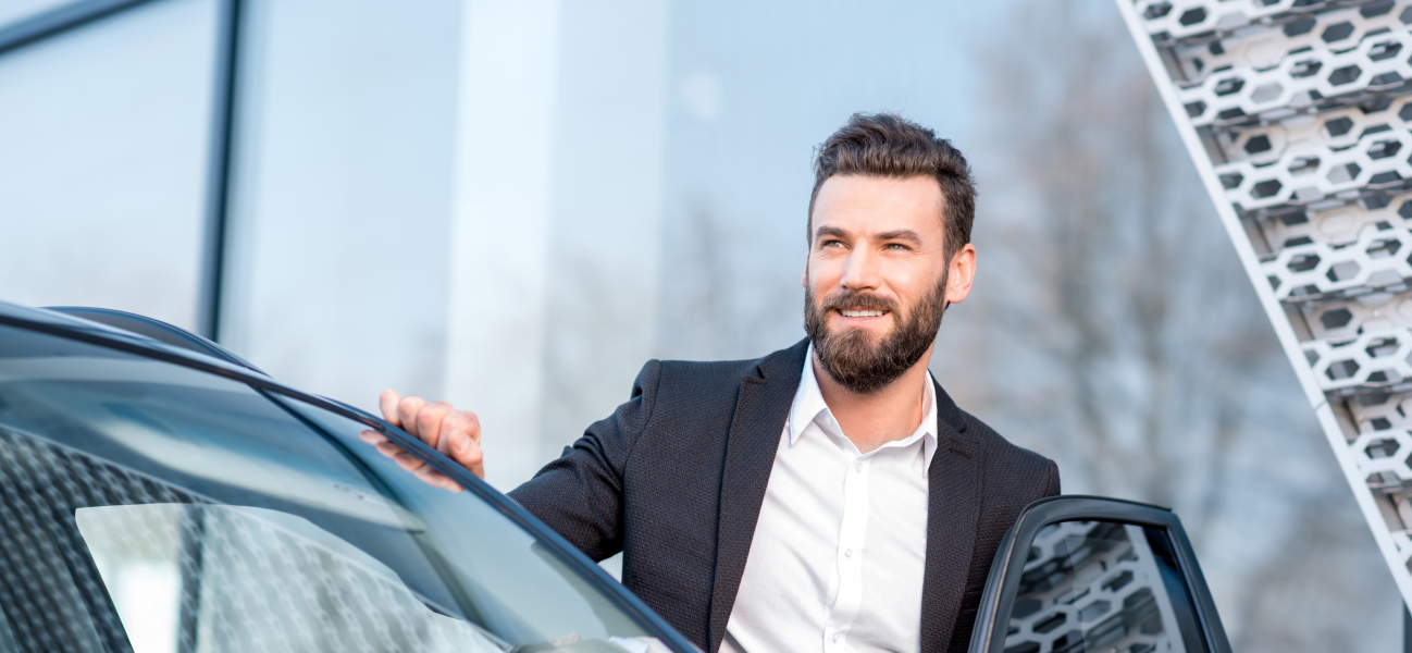 Man stapt in zijn shortlease auto