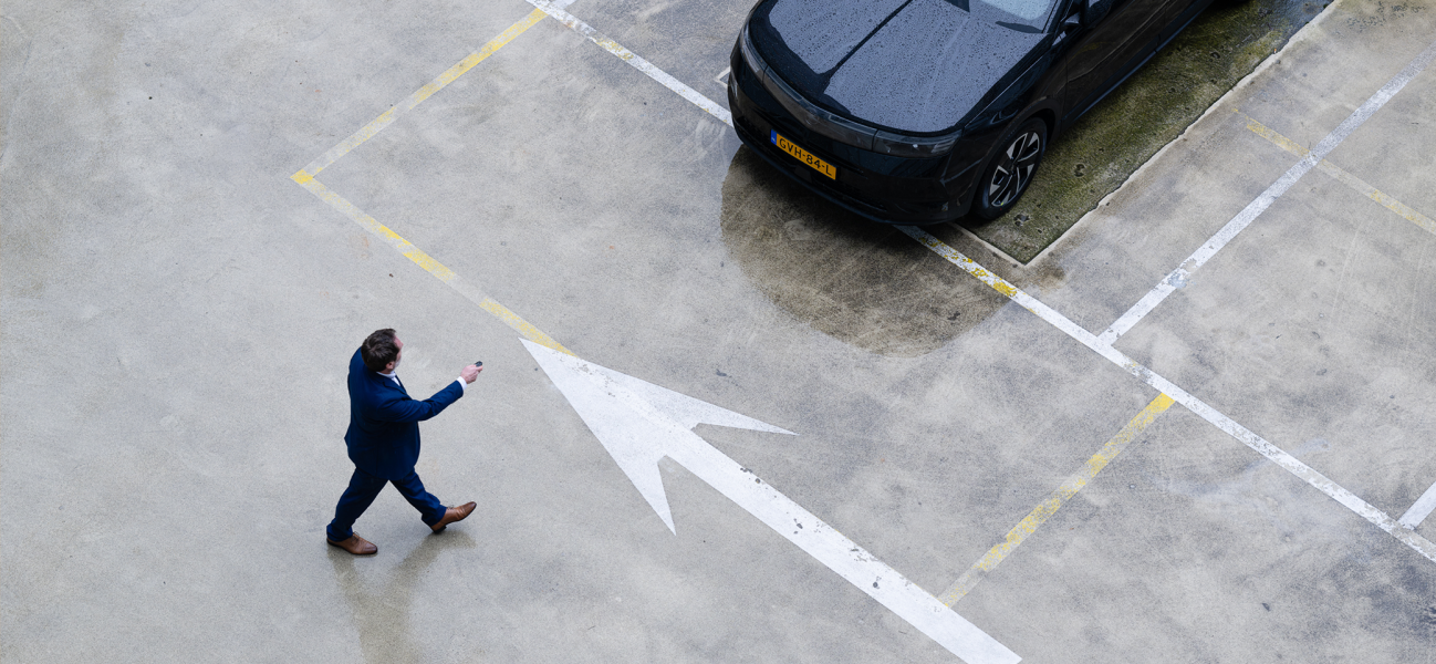 Wagenparkbeheerder loopt naar auto