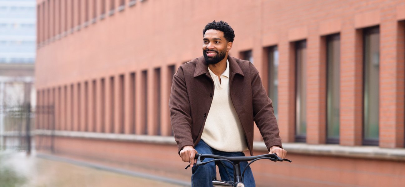 Medewerker op een zakelijke leasefiets