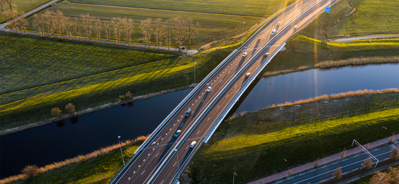 Viaduct over water, zonnig.