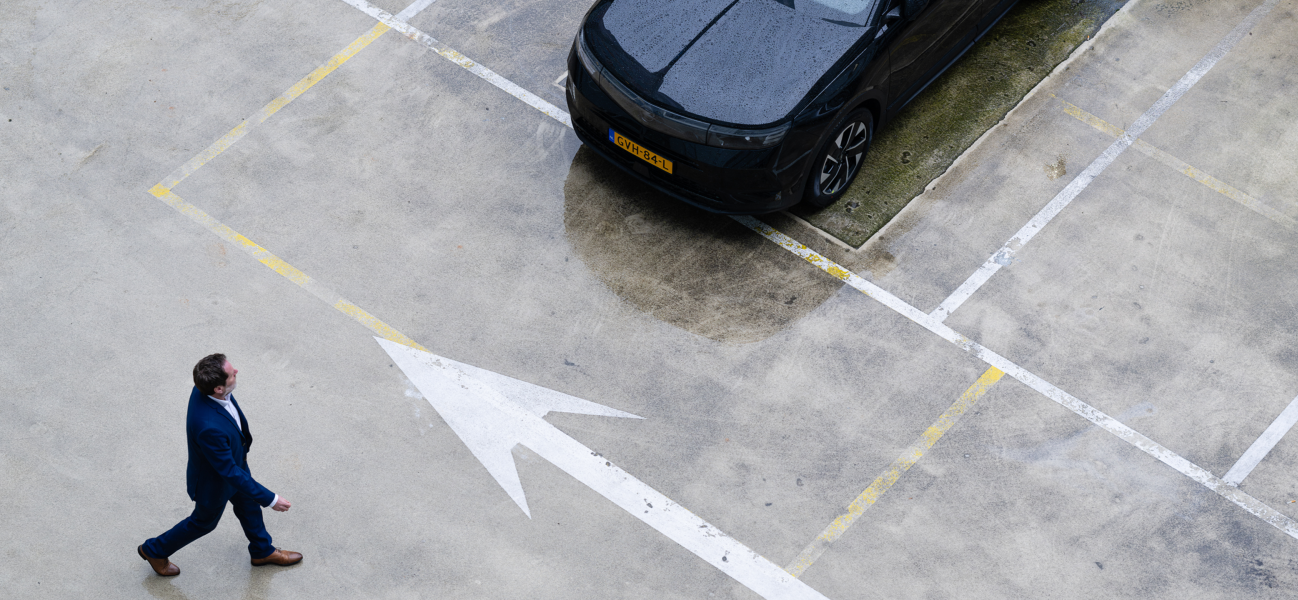 Wagenparkbeheerder loopt naar auto