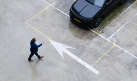 man loopt naar auto