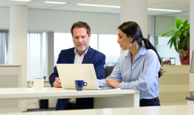 Wagenparkbeheerder in overleg met accountmanager lease