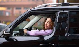 leaserijder in leaseauto