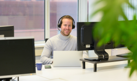Multilease medewerker aan de telefoon