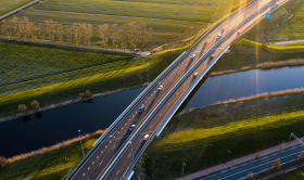 Viaduct over water, zonnig.