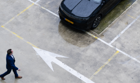 Wagenparkbeheerder loopt naar auto