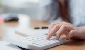 hand op rekenmachine