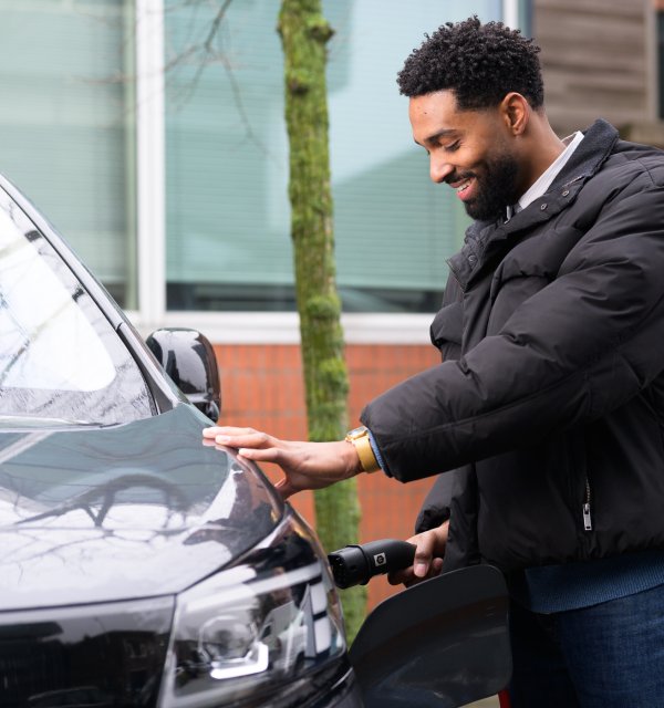 Man met laadstekker auto