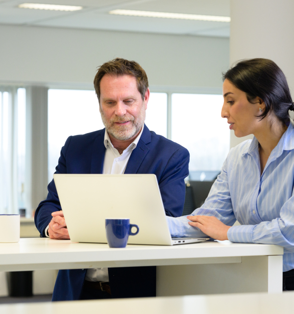 Wagenparkbeheerder in overleg met accountmanager lease