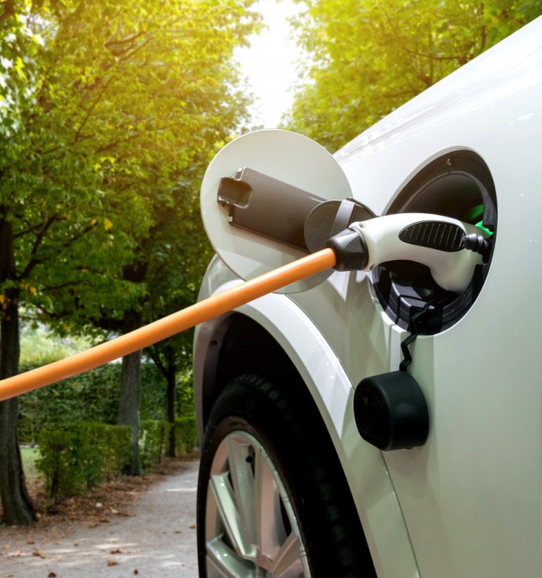 Elektrische wagen buiten groen