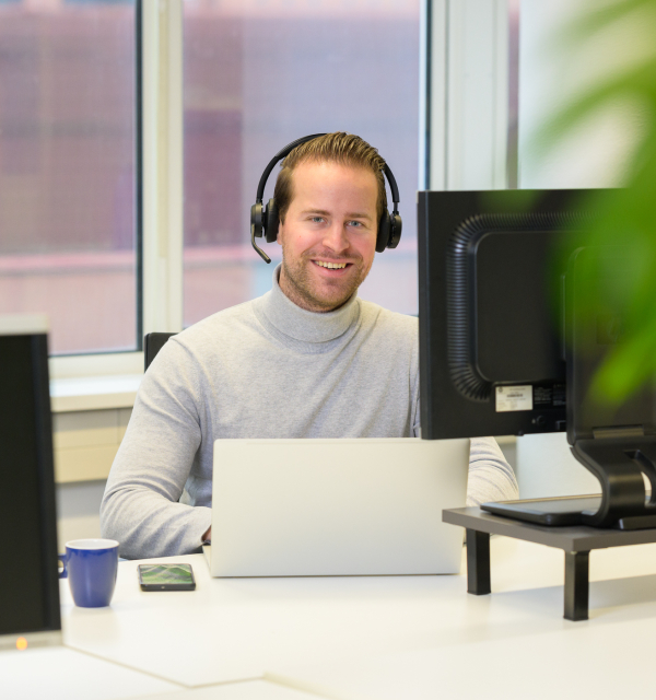 Multilease medewerker aan de telefoon