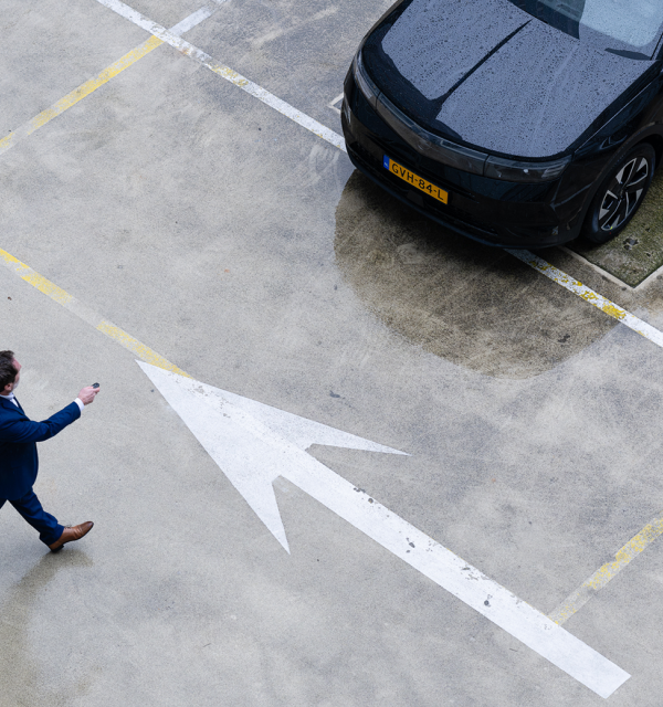 Wagenparkbeheerder loopt naar auto