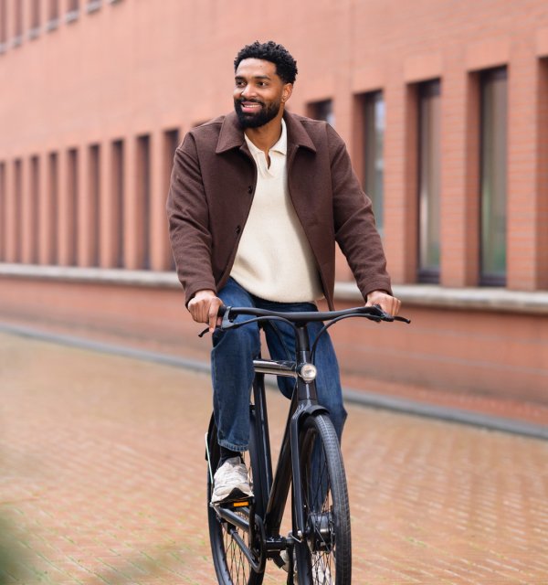 Medewerker op een zakelijke leasefiets
