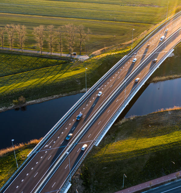 Viaduct over water, zonnig.