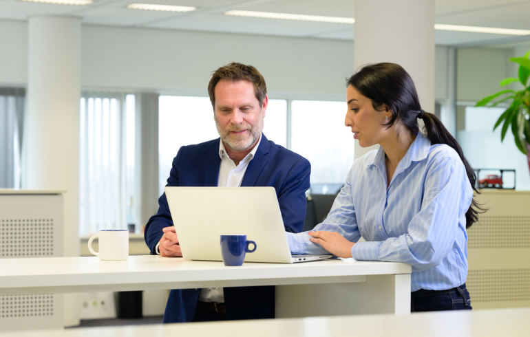 Wagenparkbeheerder in overleg met accountmanager lease