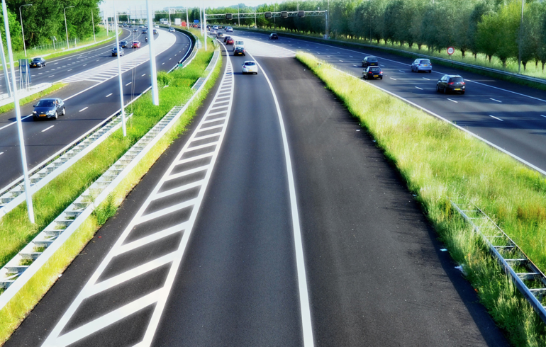 Snelweg met groen eromheen