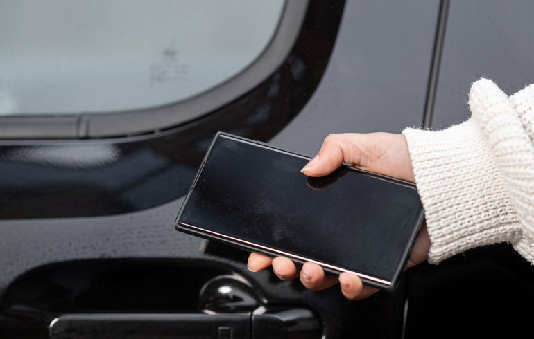 Telefoon bij auto