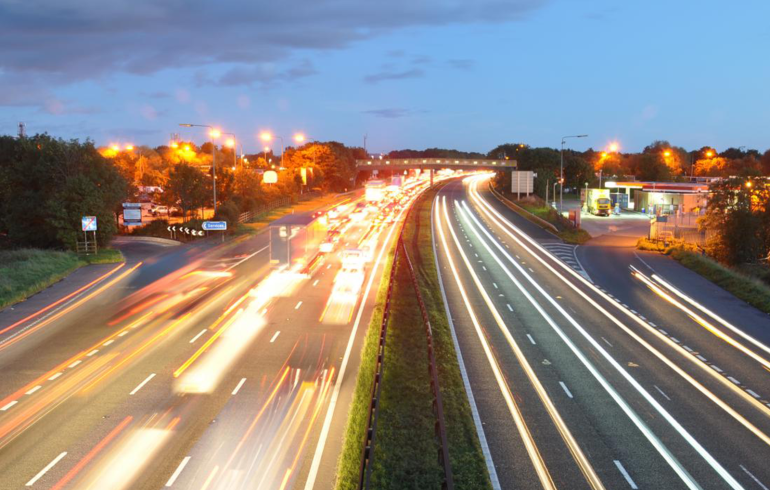 Snelweg in schemering