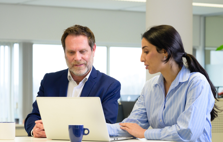 Accountmanager geeft advies aan wagenparkbeheerder