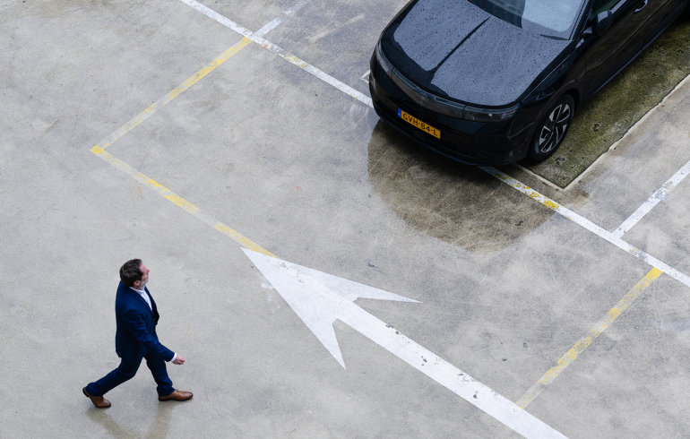 Wagenparkbeheerder loopt naar auto