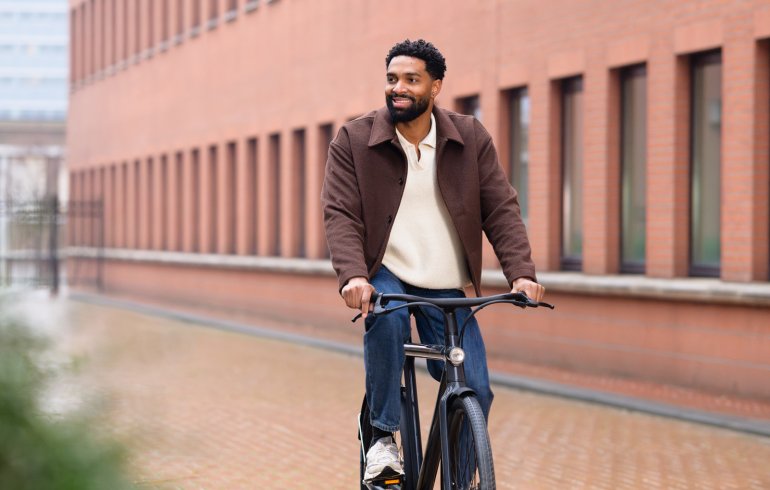 Medewerker op een zakelijke leasefiets