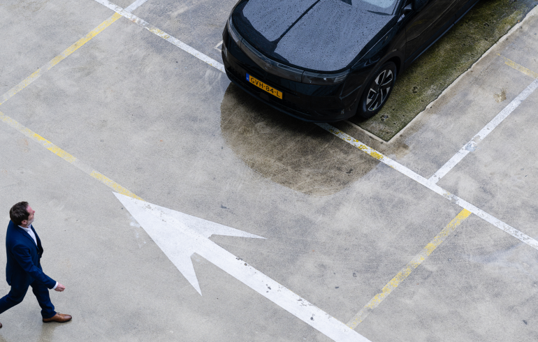 Wagenparkbeheerder loopt naar auto