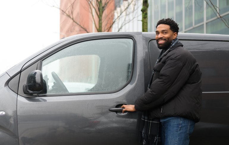 Man stapt in bestelbus