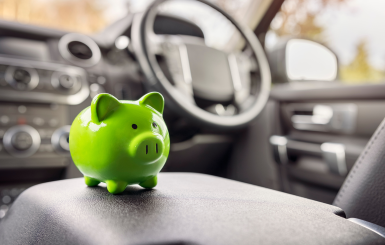 Groen spaarvarken in auto